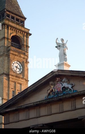 Detail der alten Bauholz County Court Street Wakefield West Yorkshire mit Statue der Gerechtigkeit Stockfoto