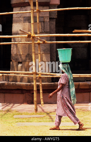 Lady Wasserholen am Isa Khan Grab in der Nähe von Humayun Mausoleum, Delhi, Indien Stockfoto