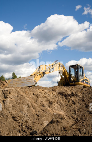 Raupengrubber auf einem Schotterhügel in Finnland Stockfoto