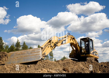 Raupengrubber auf einem Schotterhügel in Finnland Stockfoto