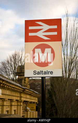 Eisenbahn-Zeichen, Saltaire, in der Nähe von Bradford, UK Stockfoto