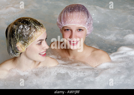 Zwei Frauen im Whirlpool in einem spa Stockfoto