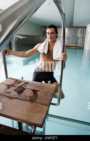 Junger Mann in einem Schwimmbad in einem spa Stockfoto