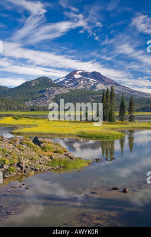 Deschutes National Forest oder Sparks Lake mit Reflexionen von South Sister Mountain Stockfoto