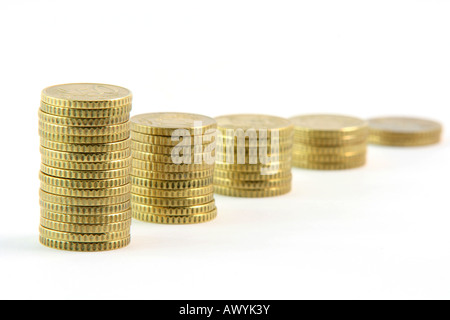 Stapel von 50 Euro-Cent in Folge isoliert auf weißem Hintergrund Wirtschaft und Finanzen-Konzepte Stockfoto