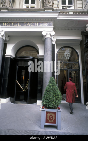 Türsteher an der Haustür des berühmten Hotel Sacher Sacher-Torte-Haus erste Bezirk Wien Österreich Nein Herr oder PR Stockfoto