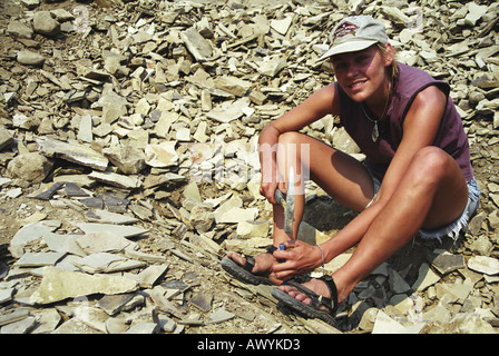 Junge Frau Chippen Steinen nach Fossilien im Steinbruch Stein Rose Washington State USA Stockfoto