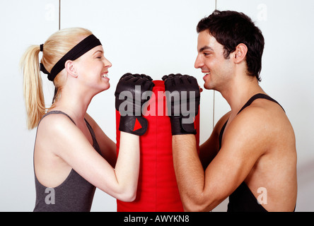 Junger Mann und Frau flirten in einer Fitness-Klasse Stockfoto
