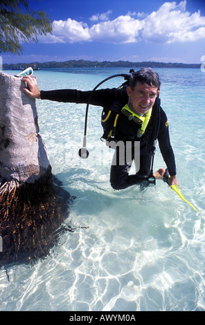 Mann mittleren Alters lernen Sie tauchen in den klaren tropischen Gewässern von Wakatobi National Marine Park Sulawesi Indonesien Herr Stockfoto