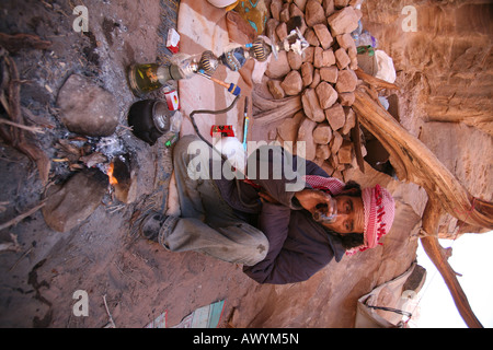 Ein Portrait eines Mannes in Petra, eine antike Stadt im Südwesten von Jordan It wurde von hoch aufragenden Wänden gehauen, rock seinen Bauten wir Stockfoto