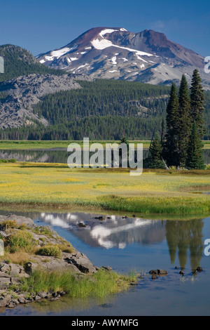 Deschutes National Forest oder Sparks Lake mit Reflexionen von South Sister Mountain Stockfoto