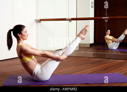 Junge Frau, die Durchführung einer Pilates-Strecke Stockfoto