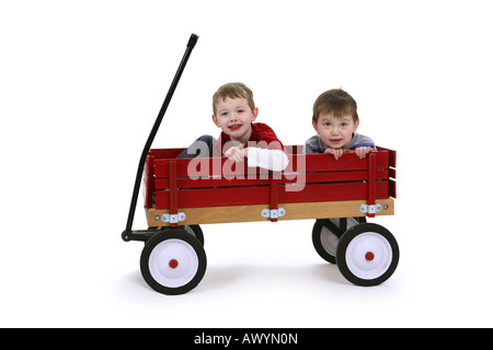 Zwei jungen in einem roten Wagen ausgeschnitten auf weißem Hintergrund Stockfoto