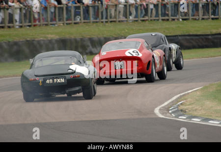 3 Autos Ecke hart in einem Rennen beim Goodwood Revival Stockfoto