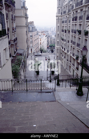 Ansicht von Paris von der Straße an der Spitze des Montmartre an einem nebligen Morgen Stockfoto