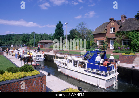 Hambleden Lock Tore Themse-Tal Haus Kreuzfahrt Kreuzfahrt Cruiser Boote Menschen Urlaub flott Berkshire England UK Stockfoto