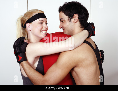 Junger Mann und Frau flirten in einer Fitness-Klasse Stockfoto