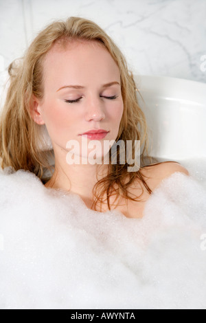 Frau genießt Schaumbad Stockfoto