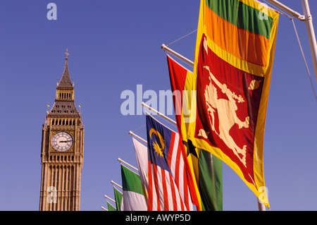 London, England. Palast von Westminster oder Häuser des Parlaments. Übersicht der Clock Tower, Big Ben und Flaggen des Commonwealth Stockfoto