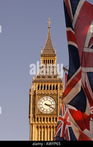 London, England. Palace of Westminster. Zeigt der Clock Tower mit der Glocke Big Ben und Fahnen genannt im Vordergrund Stockfoto