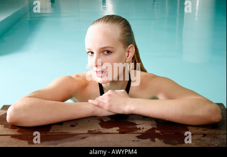 Junge Frau in einem Schwimmbad in einem spa Stockfoto