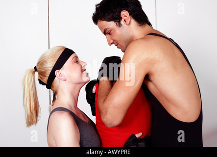 Junger Mann und Frau flirten in einer Fitness-Klasse Stockfoto
