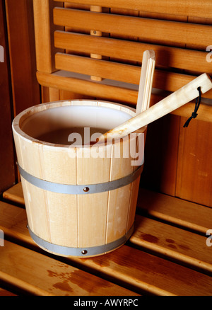 Wasser-Eimer mit der Kelle in der sauna Stockfoto