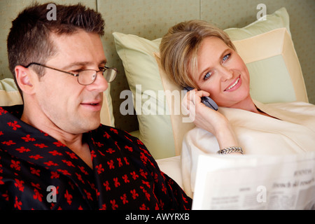 Älteres paar entspannende im Bett Stockfoto