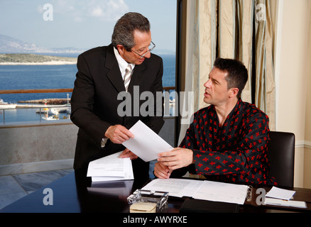 Zwei Geschäftsleute arbeiten in einem Hotelzimmer Stockfoto