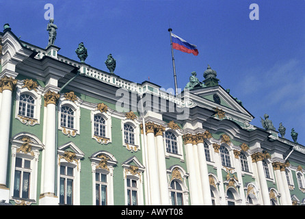 Die neue russische Flagge fliegt über den Winterpalast in Sankt Petersburg Russland Stockfoto