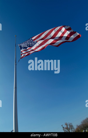 Die USA-Flaggen fliegt auf Halbmast symbolische, dass eine prominente Person verstorben ist Stockfoto