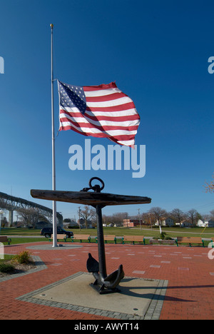 Die USA-Flaggen fliegt auf Halbmast symbolische, dass eine prominente Person verstorben ist Stockfoto