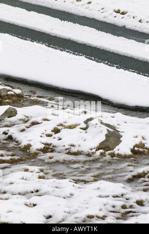 Schneeschmelze auf Wrynose Pass Lake district UK Stockfoto