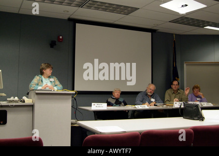 Weibliche Moderatorin hält Vortrag zu Geschäftstreffen und nutzt digitalen Projektion in ihrer Präsentation Stockfoto