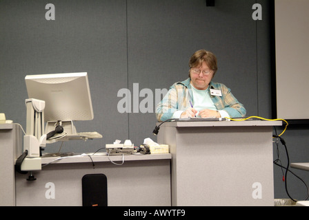 Weibliche Moderatorin hält Vortrag zu Geschäftstreffen und nutzt digitalen Projektion in ihrer Präsentation Stockfoto