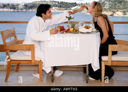 Paar beim Frühstück auf der Hotelterrasse Stockfoto
