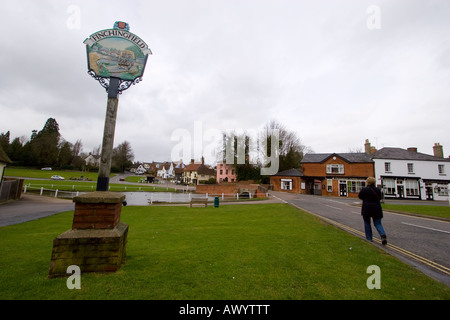 Finchingfield malerisches Dorf in Essex UK mit Wegweisern und Dorfteich Stockfoto