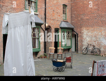 Der Innenhof des Court 15 Birmingham zurück in Rücken zeigen die Häuser mit auf den Hof Blick Stockfoto