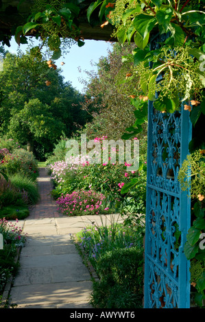 Blick durchs offene schmiedeeisernes Tor der Rose Garden auf Sissinghurst Castle Garden Kent erstellt von Vita Sackville-West Stockfoto