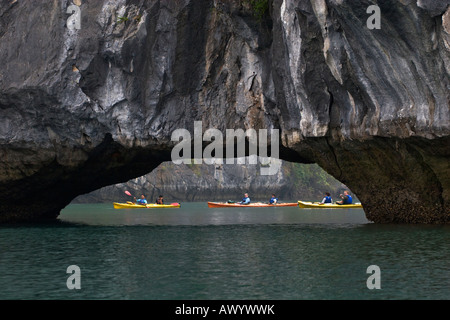 Kajakfahrer überraschend Höhle in den ruhigen Gewässern der HALONG Bucht VIETNAM erkunden Stockfoto