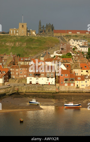 Fluß Esk fließt durch die Stadt North Yorkshire am Meer in Whitby und Whitbys berühmten Abtei (die in "Dracula" gekennzeichnet) Stockfoto