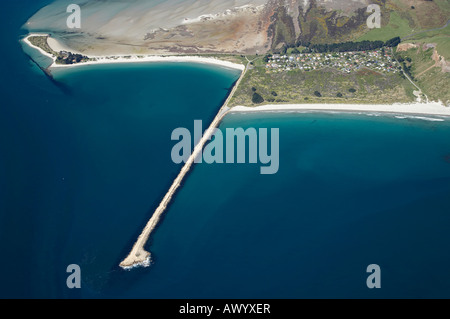 Die spucken Maulwurf und Aramoana Township Otago Harbour Eingang Dunedin Neuseeland Südinsel Antenne Stockfoto