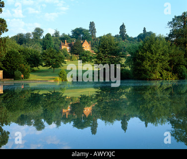 Ein Blick auf dawn über den See des Hauses bei Chartwell Kent die Familie Zuhause von Sir Winston Churchill von 1922 bis 1965 Stockfoto