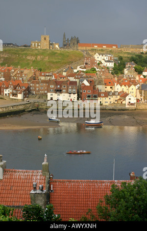 Fluß Esk fließt durch die Stadt North Yorkshire am Meer in Whitby und Whitbys berühmten Abtei (die in "Dracula" gekennzeichnet) Stockfoto