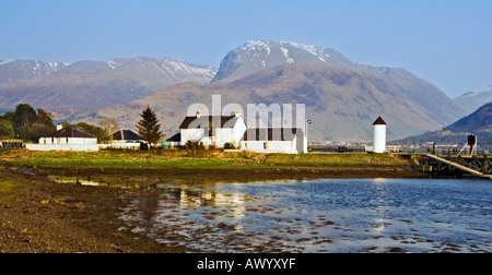 Ansicht des Ben Nevis bei Corpach in der Nähe von Fort William und der Caledonian Canal Becken Eingang, Lochaber, Schottland. Stockfoto