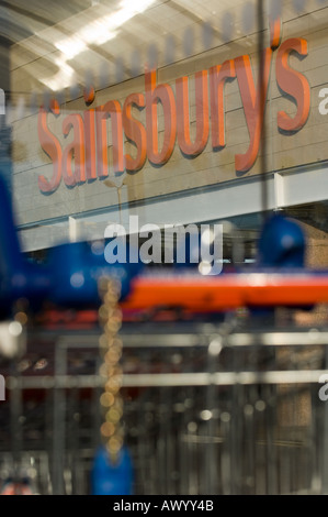 Einkaufswagen außerhalb Sainsbury Supermarkt Stockfoto