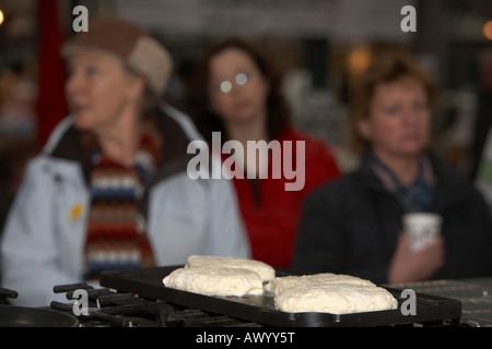 traditionelle irische Soda Brot Kochen auf einem flachen Pfanne Bratpfanne vor Publikum während Kochen demonstration Stockfoto