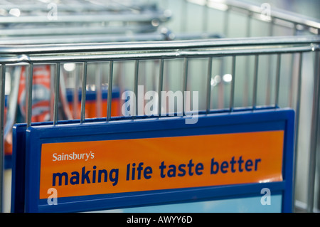 Sainsbury Supermarkt Trolleys und Werbe-Slogan "Leben Geschmack besser machen" Stockfoto