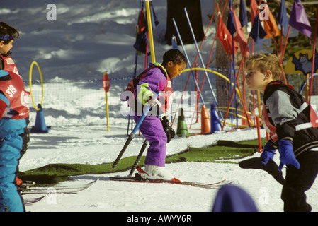 Schwarze Junge versucht, zum ersten Mal ski Stockfoto