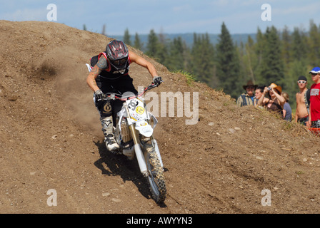 Motocross-Fahrer auf der Rampe Schmutz Stockfoto